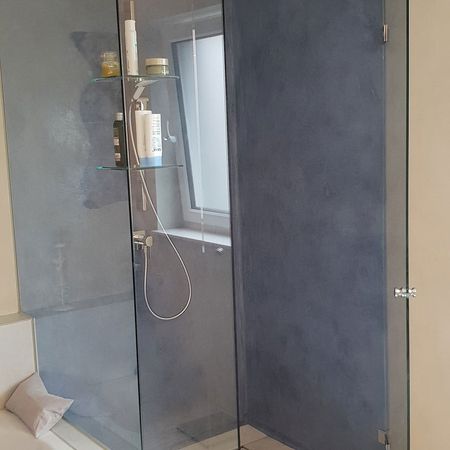 3-teilige Eckdusche neben Badewanne