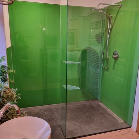 Begehbare Dusche mit Colorglas-Rückwand