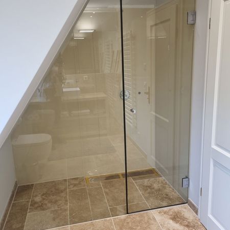 Fluchtende Dusche mit Colorglas Rückwand