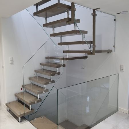 Ganzglasgeländer an freitragender Treppe (Quartz Stufen)
