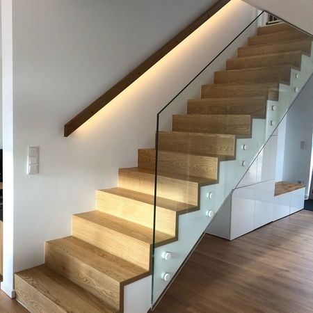 Ganzglas-Treppengeländer mit weißen Punkthaltern