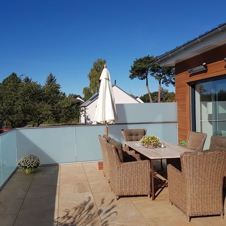 Ganzglas-Balkongeländer mit matter Folie