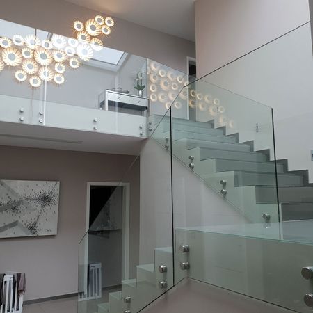 Ganzglas-Treppengeländer mit Edelstahl-Punkthaltern gehalten