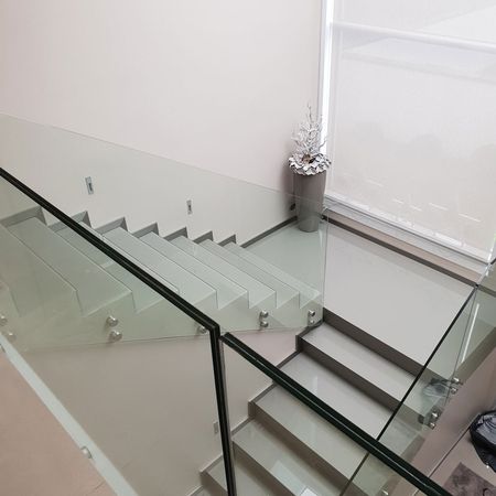 Ganzglas-Treppen- und Colorglasverkleidung Stufen und Podest