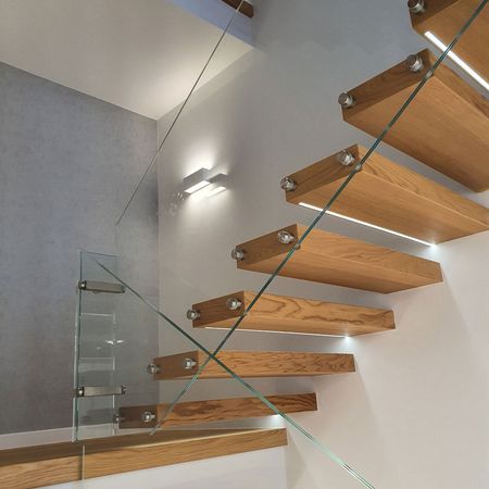 Ganzglasgeländer an Freitragenden Stufen