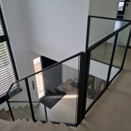 Glasgeländer in Loft Optik