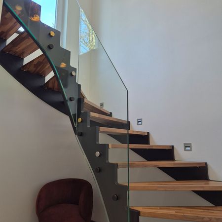 Ganzglas-Treppen-Geländer mit teils Pulver/ Pvm (Metallisch) beschichteten Punkthaltern um Designer Lampenelemente in Geländer mit aufzunehmen!