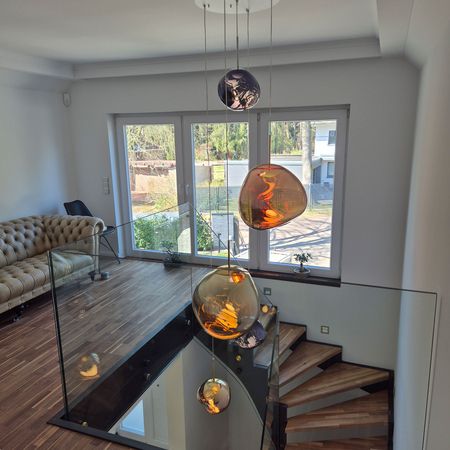 Ganzglas-Treppen-Geländer mit teils Pulver/ Pvm (Metallisch) beschichteten Punkthaltern um Designer Lampenelemente in Geländer mit aufzunehmen!