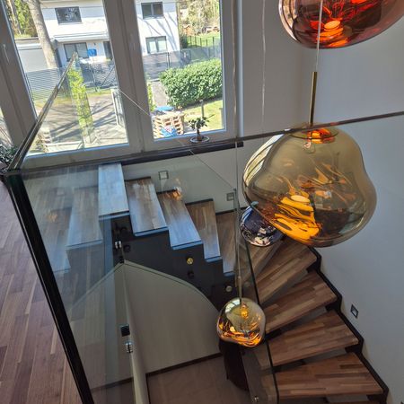 Ganzglas-Treppen-Geländer mit teils Pulver/ Pvm (Metallisch) beschichteten Punkthaltern um Designer Lampenelemente in Geländer mit aufzunehmen!