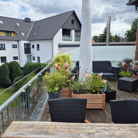 Ganzglasgeländer und Windschutz an einem bestehenden Stahlgeländer (Sonderkonstruktion)