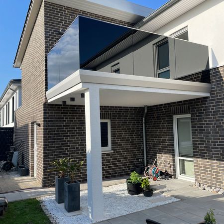 Balkongeländer mit schwarzen Glas