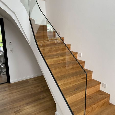 Ganzglas-Treppengeländer mit verkleideten Profilsystem