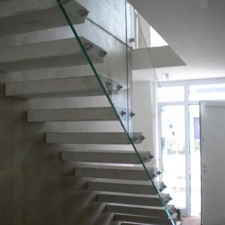 Glasgeländer an Freitragender Treppe