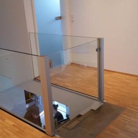 Treppenaufgang mit Kinderschutztür