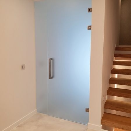 Ganzglastüranlage aus Weißglas mit MWE Agitus Beschlägen