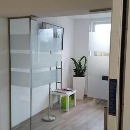 Wartezimmer Ganzglasanlage