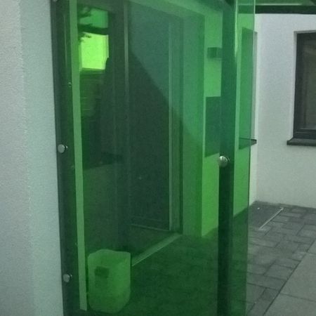 Vordach-Konstruktion mit seitlichen Windschutz