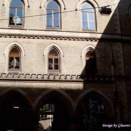 Sanierung der alten Fenster von Einfachglas auf Wärmeschutzglas                          Denkmalschutzgeschützt Ug 5,9 auf Ug 1,1 Reduzierung Energieverlust von 85 %,                          ca. 80 Jahre alte Fenster auf neu zeitigen Wert!