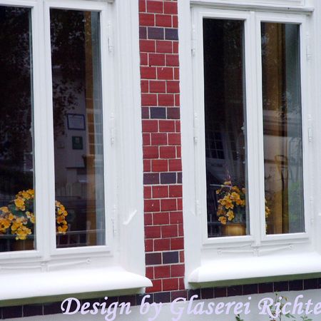 Unauffällig Umbauleisten aus Meranti Holz, wird auch vom Denkmalschutz begrüßt